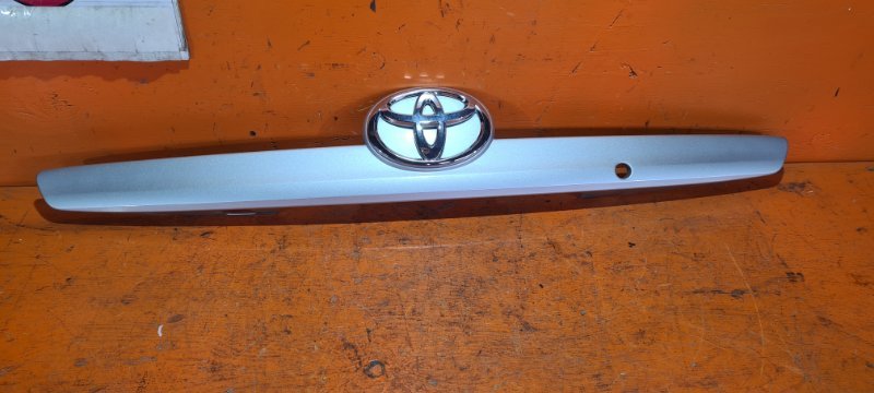 Молдинг крышки багажника Toyota Corolla Axio NZE141 1NZ-FE 2006 (б/у)