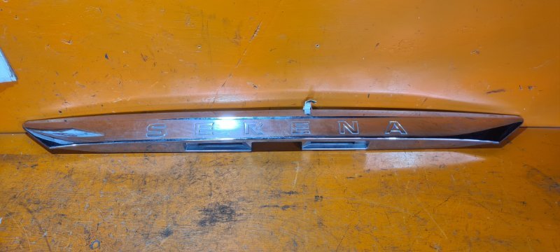 Накладка 5-й двери Nissan Serena HFC26 MR20DD 2012 задняя (б/у)