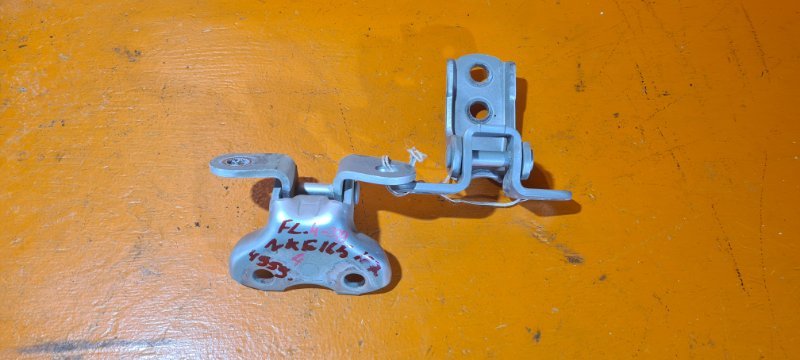 Петля дверная TOYOTA COROLLA FIELDER NKE165 1NZ-FXE 2014 передняя левая (б/у)