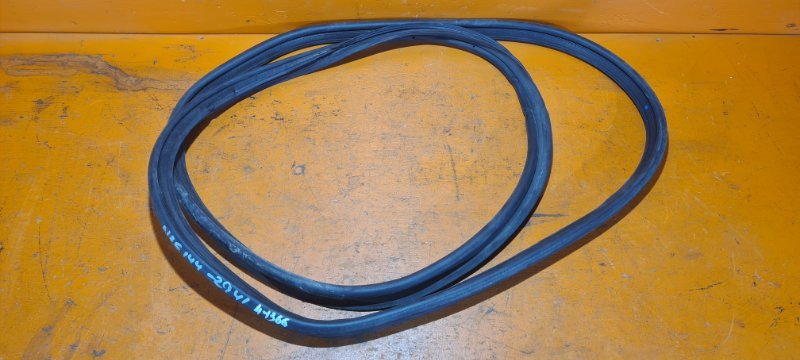 Уплотнительная резинка багажника TOYOTA corolla axio NZE144 1NZ-FE 2008 (б/у)