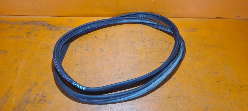 Уплотнительная резинка багажника TOYOTA corolla axio NZE144 1NZ-FE 2007 (б/у)