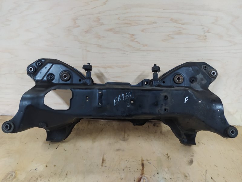 Балка поперечная Mitsubishi Legnum EA1W 4G93 1998 передняя (б/у)