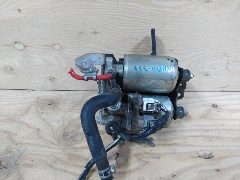 Блок abs Toyota Aqua NHP10 1NZ-FXE 2013 (б/у)