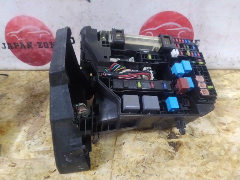 Блок реле и предохранителей Toyota Wish ZGE25W 2ZR-FAE 2010 (б/у)