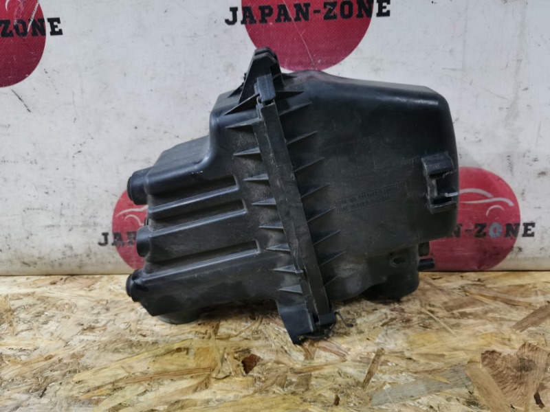 Корпус воздушного фильтра Toyota IST 2003 NCP65 1NZ-FE 17700-21050 контрактная