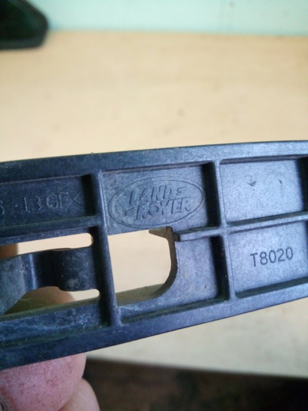 Кронштейн передний левый Evoque 2011-2014