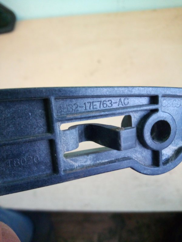 Кронштейн передний левый Evoque 2011-2014