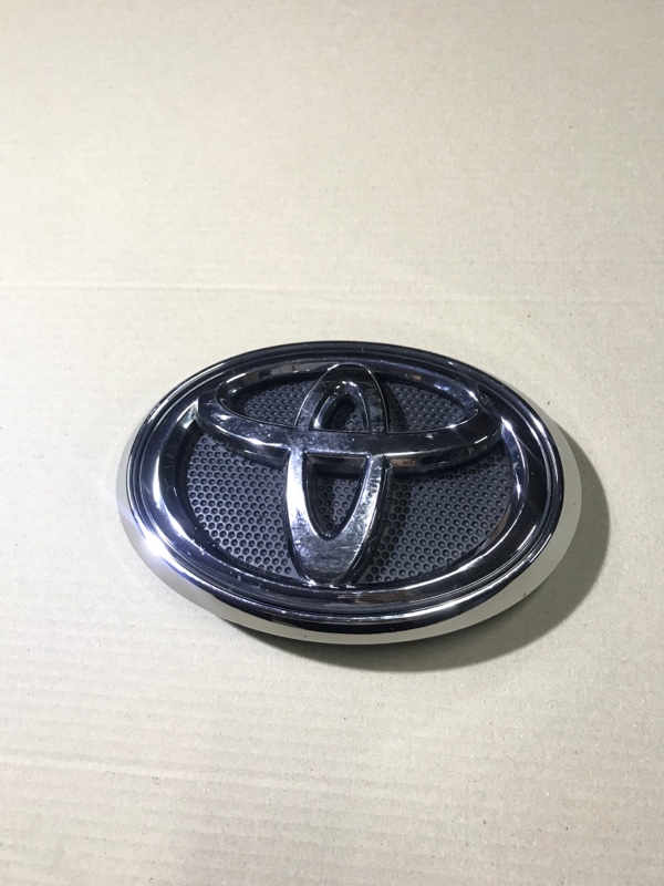 Значок Toyota Hilux (б/у) Значок Toyota Hilux (б/у)