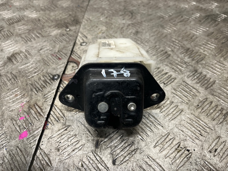 Запчасть замок багажника Honda Civic 2008 FK2 R18A2 74800SMGE01 контрактная Замок багажника Honda Civic 2008 FK2 R18A2 74800SMGE01 контрактная