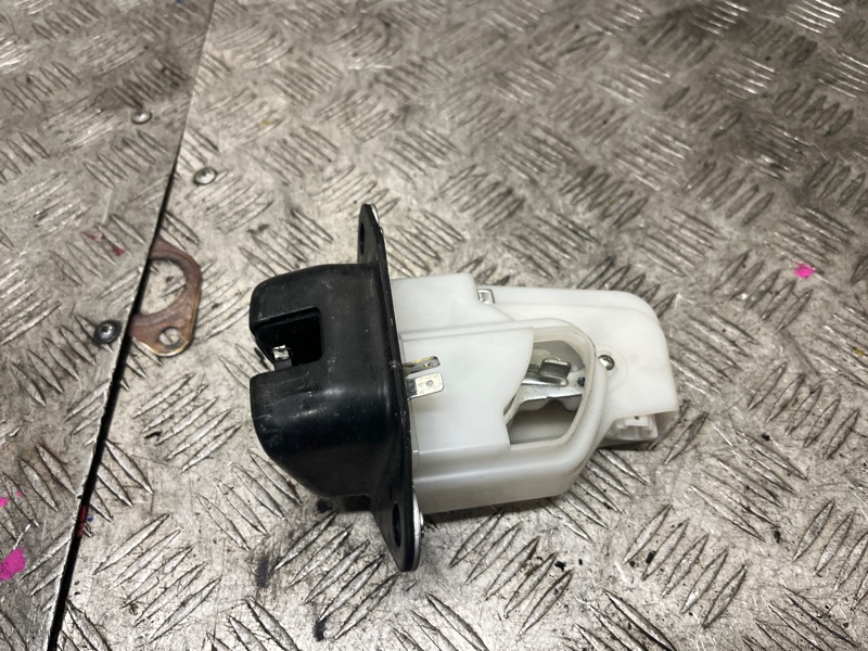 Замок багажника Honda Civic FK2 R18A2 Замок багажника Honda Civic FK2 R18A2
