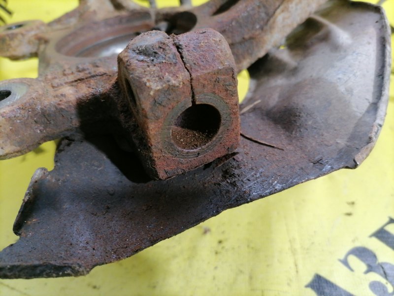 Кулак поворотный передний правый AVEO T300 2011-2015 2013 седан 1.6 F16D4 116 л/с