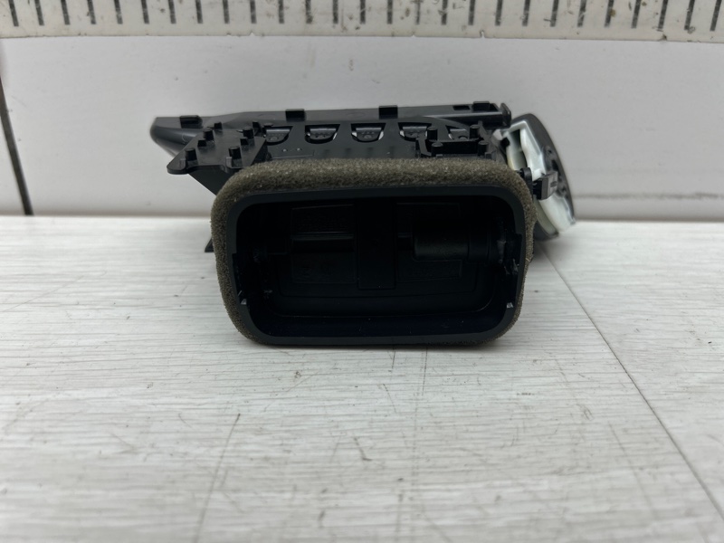 Дефлектор правый X1 2016 F48 B46A20B Дефлектор правый X1 2016 F48 B46A20B