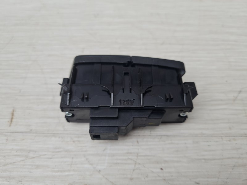 Кнопка центрального замка правая GL 2013 X166 278.928 Кнопка центрального замка правая GL 2013 X166 278.928