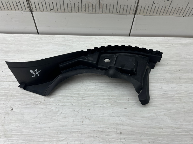 Кронштейн уплотнителя капота правый BMW X1 F48 B46A20B