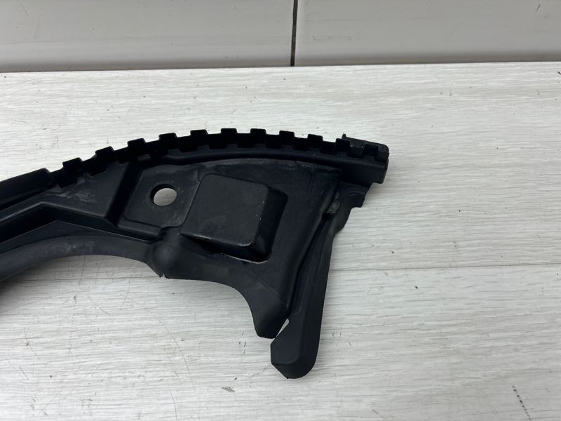 Кронштейн уплотнителя капота правый X1 2016 F48 B46A20B