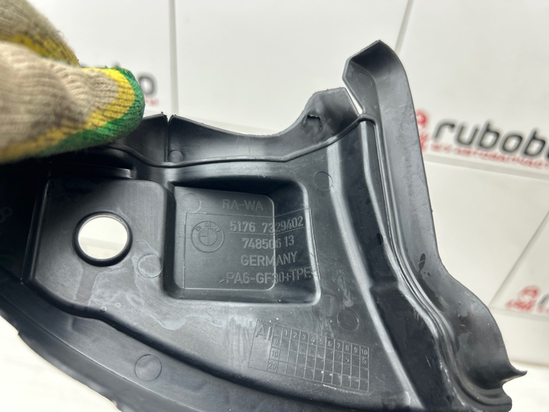 Кронштейн уплотнителя капота правый X1 2016 F48 B46A20B