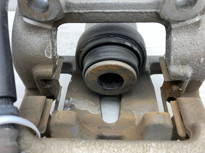 Суппорт задний левый Challenger 2011 LC ERB