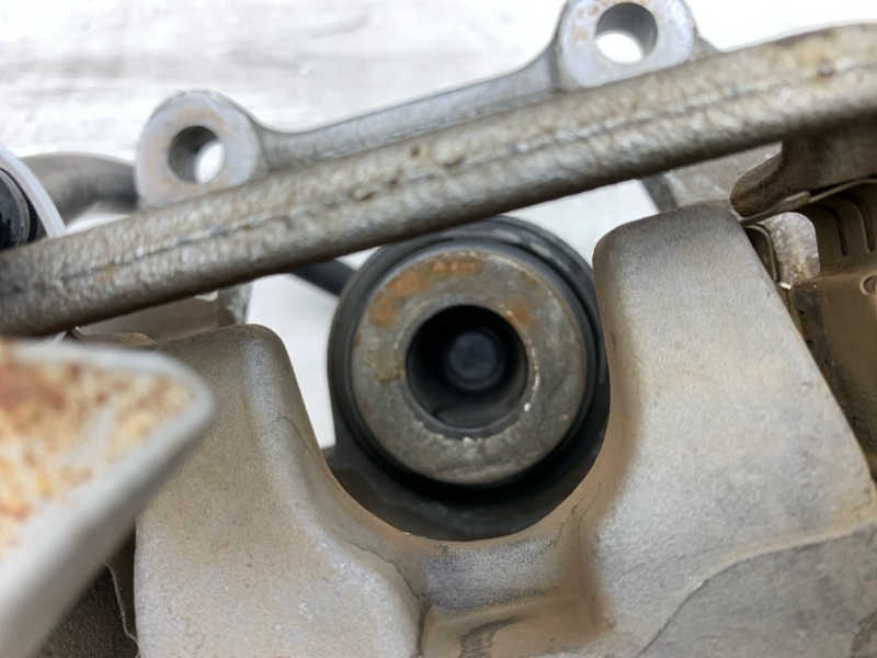 Суппорт задний левый Challenger 2011 LC ERB