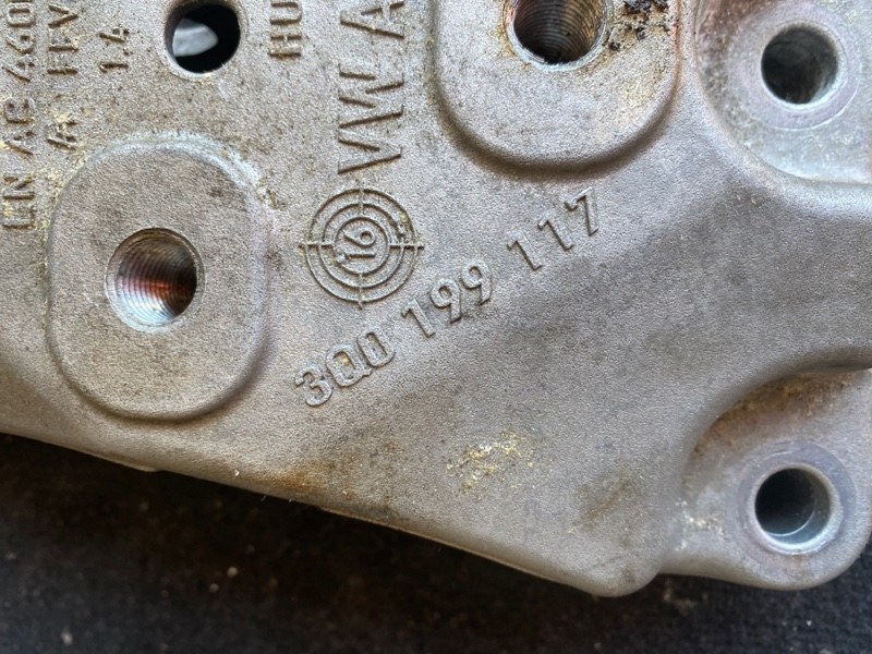 Опора КПП Volkswagen Passat 3G