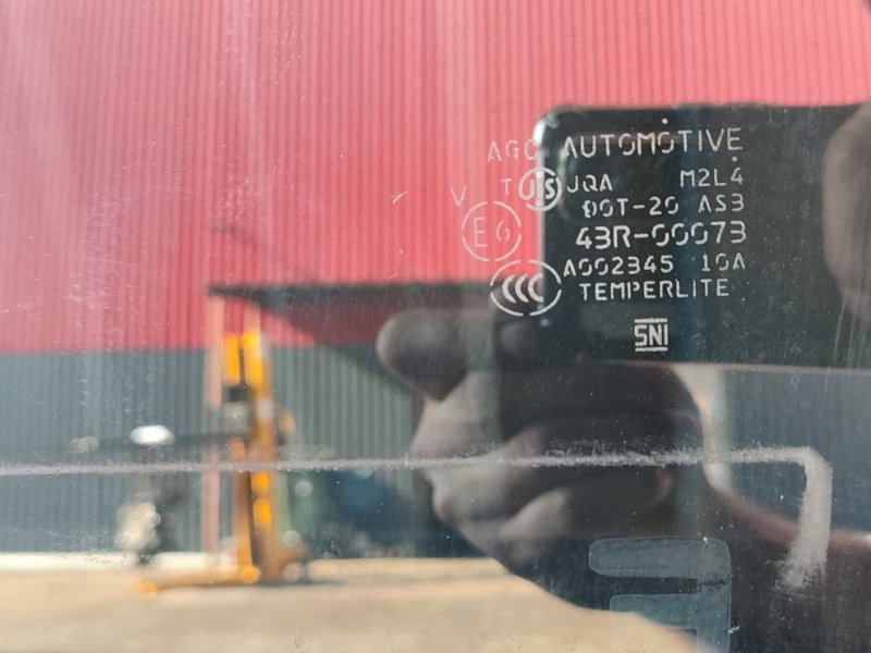 Стекло двери заднее левое Nissan Patrol Y62