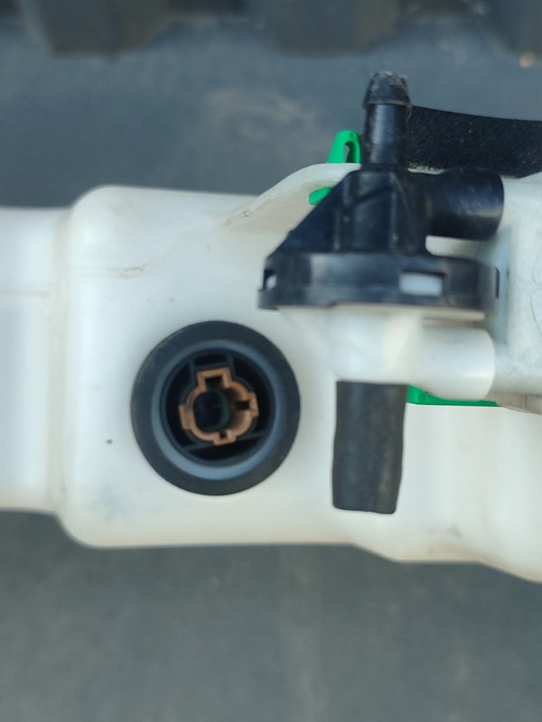 Бачок омывателя Nissan Patrol Y62