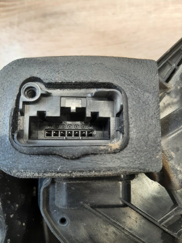 Замок двери задний левый Skoda Yeti 5L