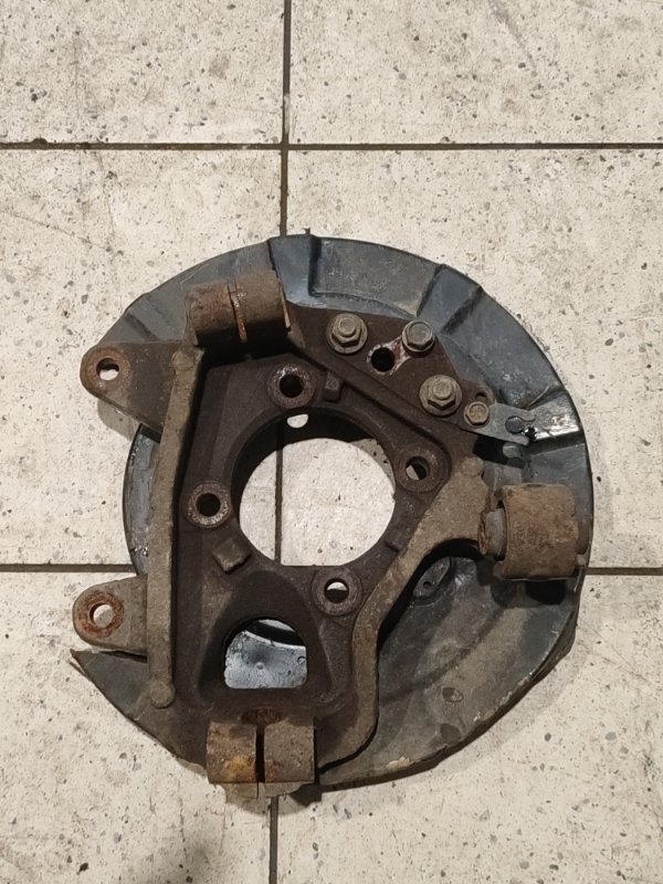 Кулак задний правый Nissan Patrol Y62 Кулак задний правый Nissan Patrol Y62