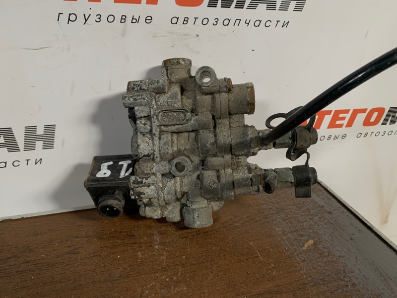 Пол ман тга. Клапан ECAS man TGA. Электромагнитный клапан ман ТГА. Клапан пневмоподвески ман 2000. Ман TGA клапан уровня пола.