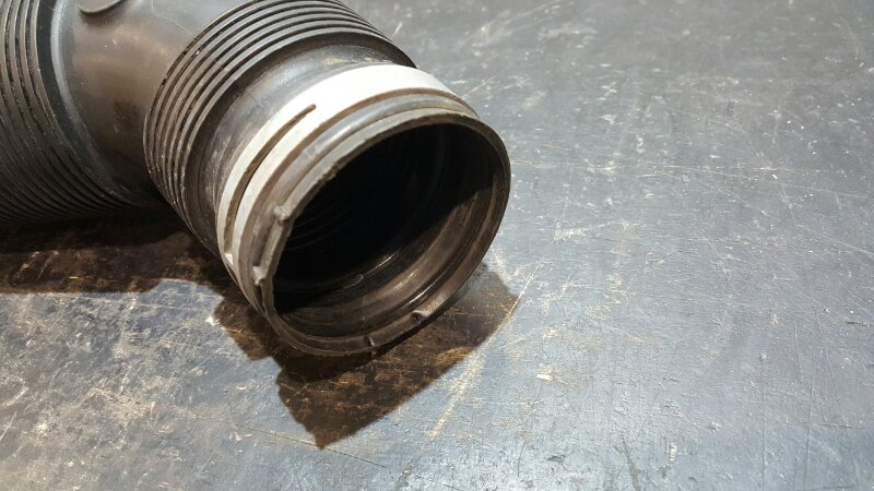 Патрубок воздушного фильтра Q7 06 4L 4.2 BAR