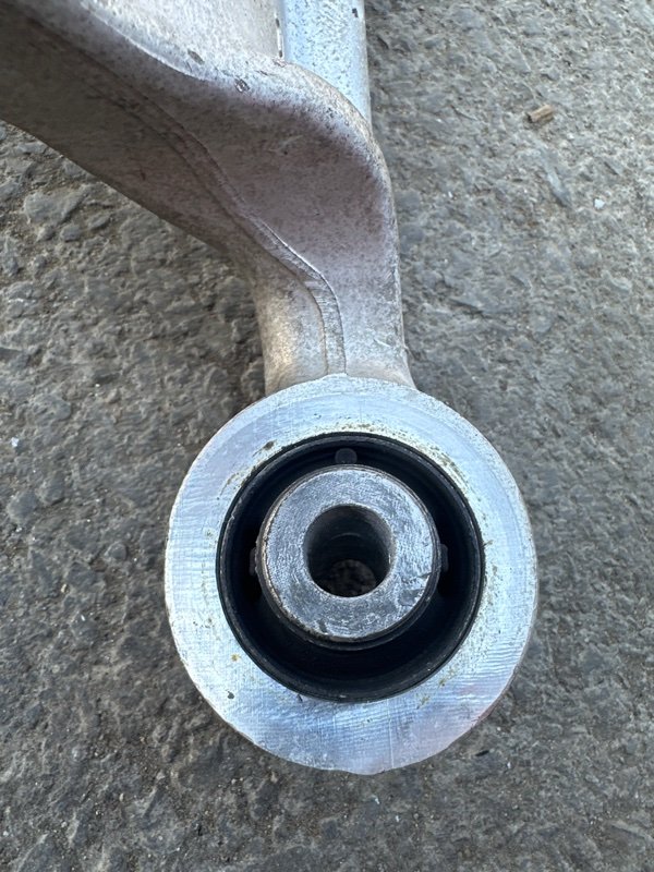 Рычаг Nissan fuga KY51 VQ37VHR 2009 передний правый (б/у) Рычаг Nissan fuga KY51 VQ37VHR 2009 передний правый (б/у)