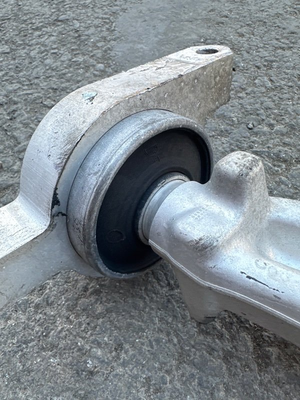 Рычаг Nissan fuga KY51 VQ37VHR 2009 передний правый (б/у) Рычаг Nissan fuga KY51 VQ37VHR 2009 передний правый (б/у)