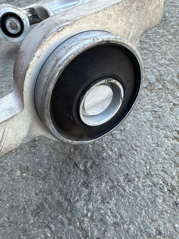 Рычаг Nissan fuga KY51 VQ37VHR 2009 передний левый (б/у) Рычаг Nissan fuga KY51 VQ37VHR 2009 передний левый (б/у)