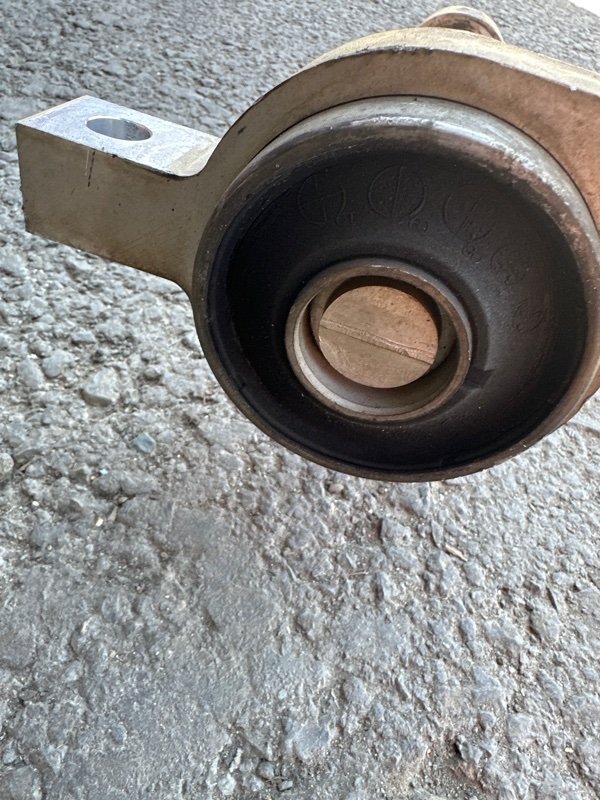 Рычаг Nissan fuga KY51 VQ37VHR 2010 передний левый (б/у) Рычаг Nissan fuga KY51 VQ37VHR 2010 передний левый (б/у)