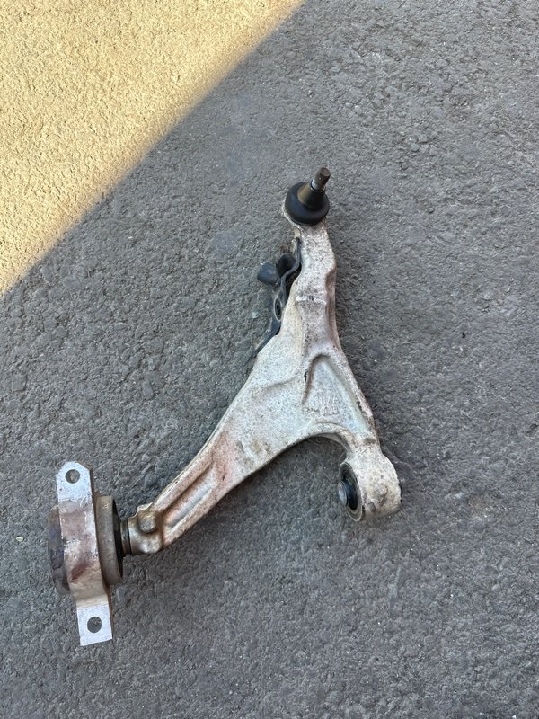 Рычаг Nissan fuga KY51 VQ37VHR 2010 передний правый (б/у) Рычаг Nissan fuga KY51 VQ37VHR 2010 передний правый (б/у)