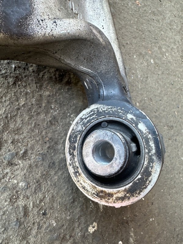 Рычаг Nissan fuga KY51 VQ37VHR 2011 передний правый (б/у) Рычаг Nissan fuga KY51 VQ37VHR 2011 передний правый (б/у)