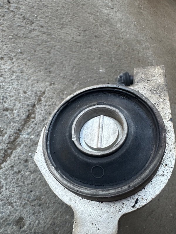 Рычаг Nissan fuga KY51 VQ37VHR 2011 передний правый (б/у) Рычаг Nissan fuga KY51 VQ37VHR 2011 передний правый (б/у)