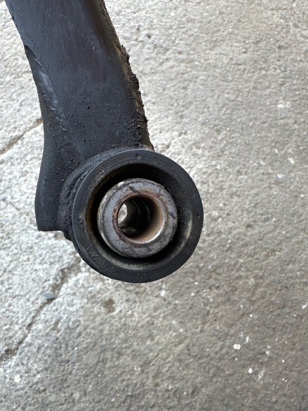 Рычаг Suzuki Escudo TD54 J20A 2007 передний правый (б/у) Рычаг Suzuki Escudo TD54 J20A 2007 передний правый (б/у)