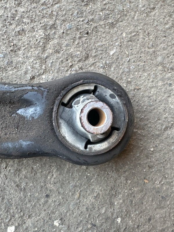 Рычаг Suzuki Escudo TD54 J20A 2007 передний правый (б/у) Рычаг Suzuki Escudo TD54 J20A 2007 передний правый (б/у)