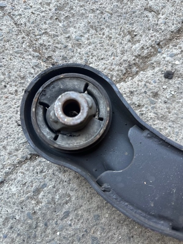 Рычаг Suzuki Escudo TD54 J20A 2007 передний правый (б/у) Рычаг Suzuki Escudo TD54 J20A 2007 передний правый (б/у)