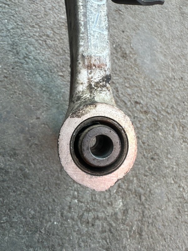 Рычаг Nissan fuga KY51 VQ37VHR 2010 задний левый (б/у) Рычаг Nissan fuga KY51 VQ37VHR 2010 задний левый (б/у)