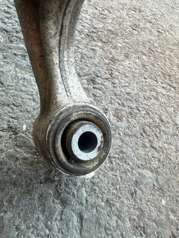 Рычаг Nissan fuga KY51 VQ37VHR 2010 задний левый (б/у) Рычаг Nissan fuga KY51 VQ37VHR 2010 задний левый (б/у)