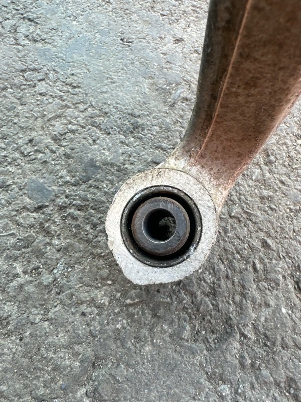 Рычаг Nissan fuga KY51 VQ37VHR 2010 задний левый (б/у) Рычаг Nissan fuga KY51 VQ37VHR 2010 задний левый (б/у)