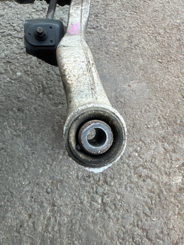 Рычаг Nissan fuga KY51 VQ37VHR 2010 задний левый (б/у) Рычаг Nissan fuga KY51 VQ37VHR 2010 задний левый (б/у)