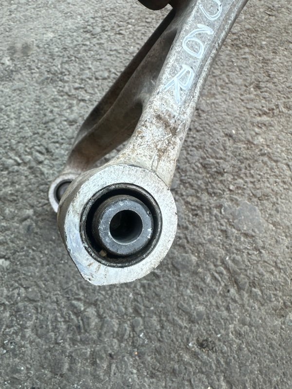 Рычаг Nissan fuga KY51 VQ37VHR 2010 задний правый (б/у) Рычаг Nissan fuga KY51 VQ37VHR 2010 задний правый (б/у)