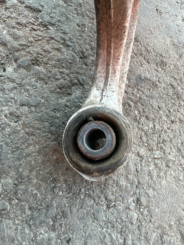 Рычаг Nissan fuga KY51 VQ37VHR 2010 задний правый (б/у) Рычаг Nissan fuga KY51 VQ37VHR 2010 задний правый (б/у)