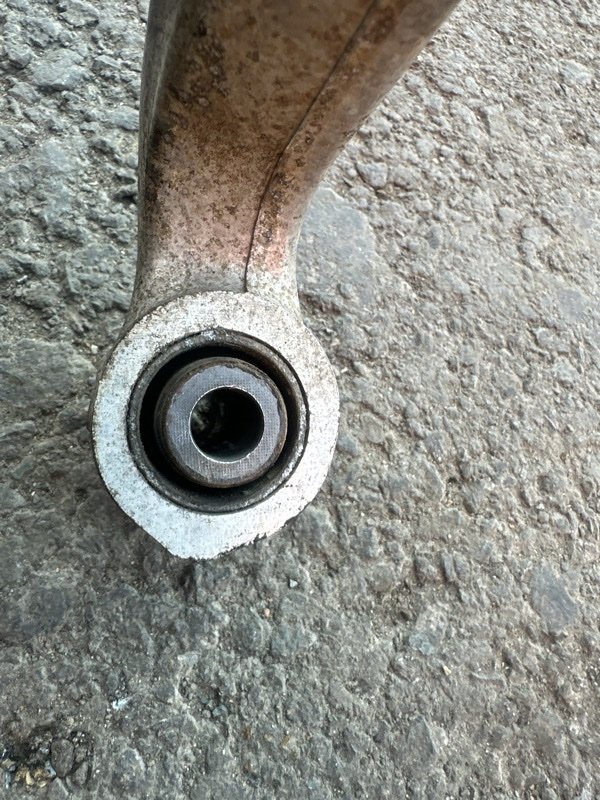 Рычаг Nissan fuga KY51 VQ37VHR 2010 задний правый (б/у) Рычаг Nissan fuga KY51 VQ37VHR 2010 задний правый (б/у)