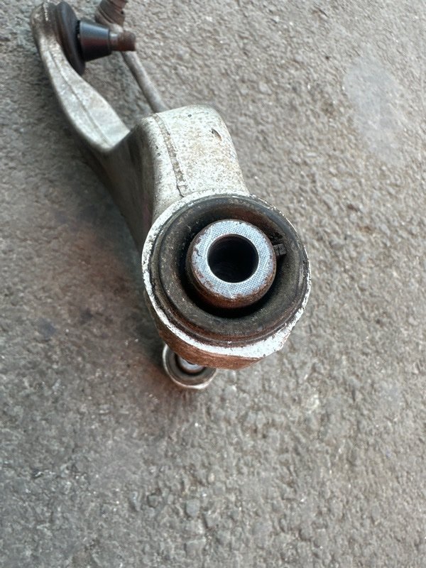 Рычаг Nissan fuga KY51 VQ37VHR 2010 задний правый (б/у) Рычаг Nissan fuga KY51 VQ37VHR 2010 задний правый (б/у)