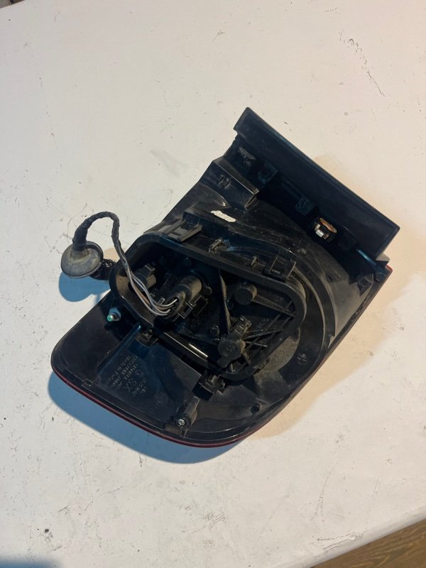 Стоп-сигнал volkswagen TOUAREG 7L7 BHK 2008 задний левый (б/у) Стоп-сигнал volkswagen TOUAREG 7L7 BHK 2008 задний левый (б/у)