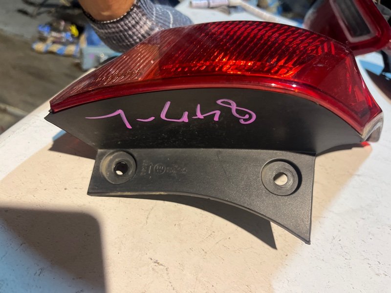 Стоп-сигнал Nissan DUALIS KNJ10 MR20DE 2008 задний левый (б/у) Стоп-сигнал Nissan DUALIS KNJ10 MR20DE 2008 задний левый (б/у)