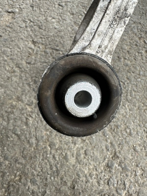 Рычаг BMW 5-Series FW20 N47D20C 2012 передний (б/у) Рычаг BMW 5-Series FW20 N47D20C 2012 передний (б/у)